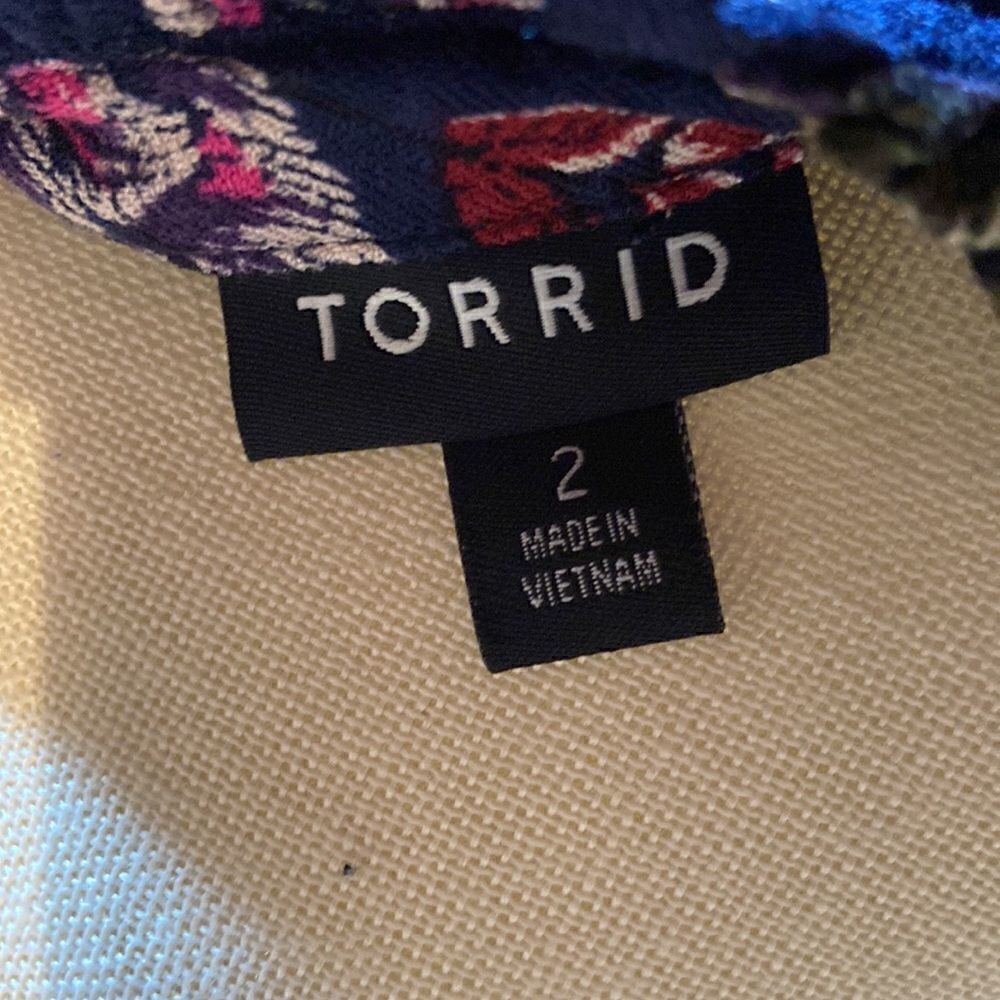 NWT Torrid Navy Floral Crinkle Gauze Blouse - Picture 7 of 9